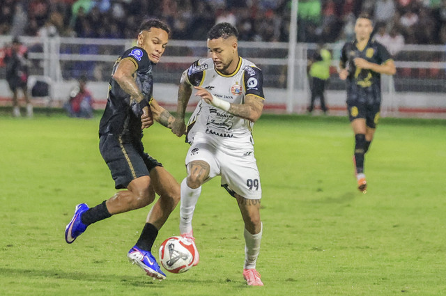 Pesepak Bola Persija Jakarta Emaxwell Souza De Lima berebut bola dengan pesepak bola Malut United Igor Inocencio De Oliveira pada pertandingan BRI Super League 2025/2026 di Stadion Gelora Kie Raha Ternate, Maluku Utara, Selasa (24/2). Foto: Andri Saputra/ANTARA FOTO