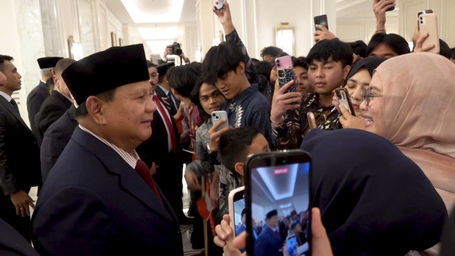 Momen riang gembira dan penuh keakraban mewarnai penyambutan kedatangan Presiden Republik Indonesia Prabowo Subianto di Amman, Yordania, Selasa (24/2) malam waktu setempat.  Foto: Dok. Bakom RI