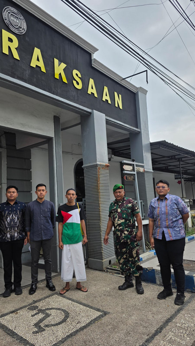 Mohammad Hisabul Huda, guru honorer di Probolinggo yang dijerat tersangka karena rangkap jabatan dibebaskan dari Rutan Kraksaan. Foto: Jonathan Devin/kumparan