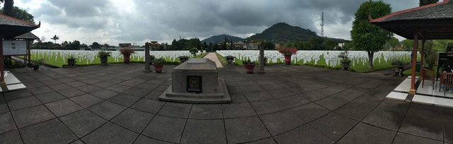 Ereveld Leuwigajah di Cimahi menjadi ruang terbuka bagi refleksi sejarah bangsa. Foto: Dokumen penulis.