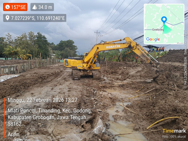 Proses perbaikan Jalan Raya Semarang-Purwodadi di wilayah Desa Tinanding, Kecamatan Godong, Kabupaten Grobogan, yang putus karena banjir. Foto: Istimewa