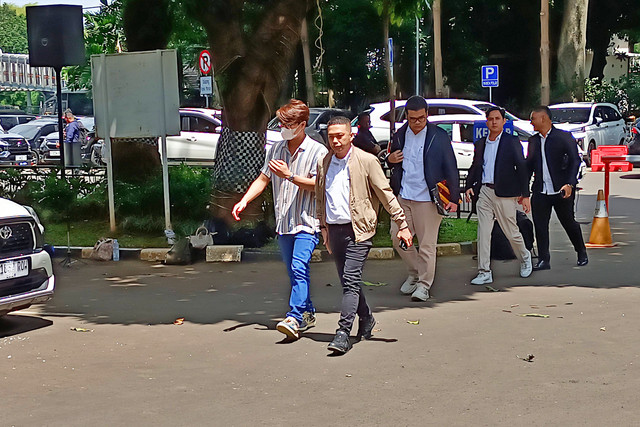 Rizky Billar didampingi kuasa hukumnya, Sadrakh Seskoadi, di Krimsus Polda Metro Jaya. Foto: Aprilandika Pratama/kumparan