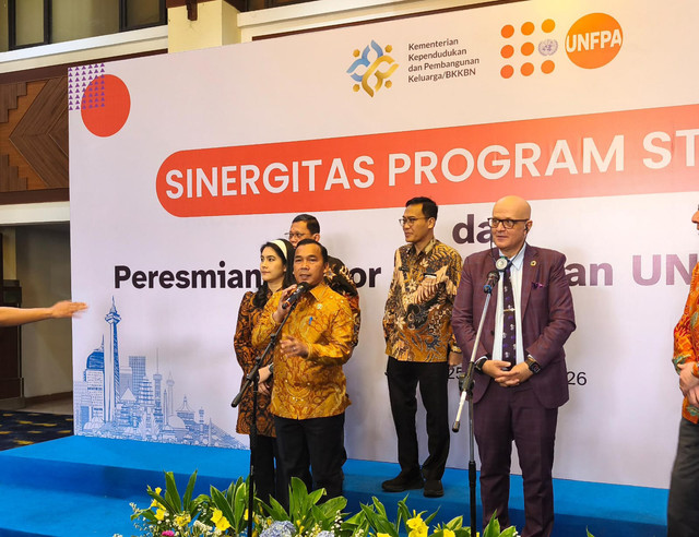 Kepala BKKBN, Wihaji, bersama Direktur Regional UNFPA untuk Asia dan Pasifik, Aleksandar Bodiroza, saat memberikan keterangan usai agenda Sinegitas Program Strategis dan Peresmian Kantor Perwakilan UNFPA Indonesia di Auditorium BKKBN, Jakarta. Foto: Jeni Ritanti/kumparan