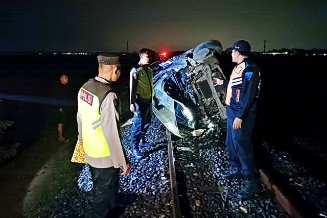 Kondisi mobil Sigra usai tertabrak kereta api di Grobogan, Jawa Tengah. Foto: Dok. Polres Grobogan