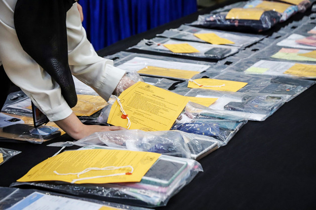 Barang bukti yang ditunjukkan Bareskrim Polri dalam konferensi pers pengungkapan kasus tindak pidana perdagangan orang (TPPO) dengan modus jual beli bayi di Mabes Polri, Jakarta, Rabu (25/2/2026). Foto: Iqbal Firdaus/kumparan