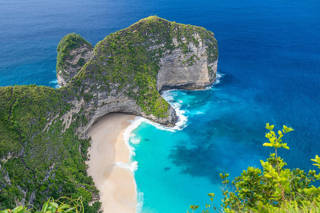 Tebing T-Rex Pantai Kelingking di Nusa Penida Bali yang jadi medan laga puncak kompetisi Red Bull Cliff Diving World Series. Foto: Istimewa