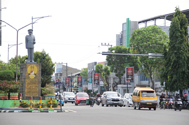 Pengendara melintas di kawasan Jalan Jenderal Ahmad Yani, Kota Kudus, pada Rabu (25/2/2026). Foto: Vega Maarijil Ula/kumparan
