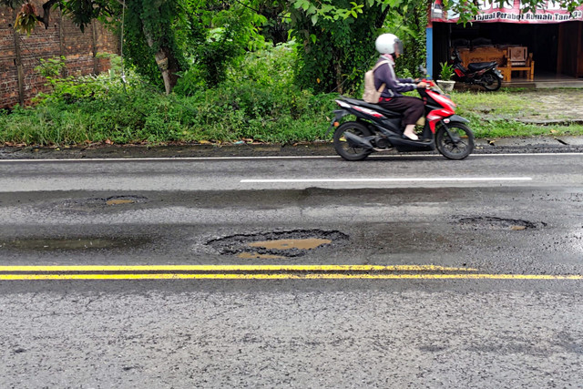Lubang yang masih muncul di Jalan Yogya-Wates tepatnya di Kapanewon Sentolo, Kulon Progo dan Kapanewon Sedayu, Bantul. Foto: Arfiansyah Panji Purnandaru/kumparan