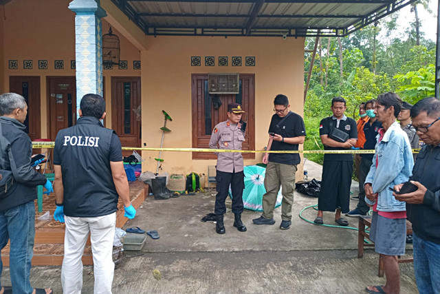Seorang pria tewas dibacok orang tidak dikenal di rumahnya di Dusun Kaliurang, Kalurahan Argomulyo, Kapanewon Sedayu, Kabupaten Bantul, Rabu (25/2) pukul 05.30 WIB. Foto: Dok. Polres Bantul
