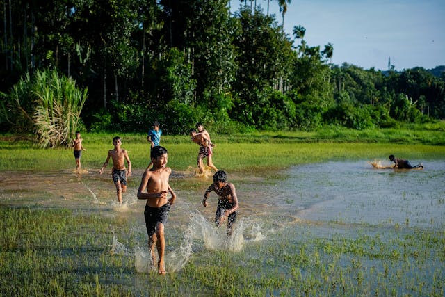 Permainan tradisional posangkaulele biasa dimainkan di lapangan yang luas. Sumber foto: pixabay.com