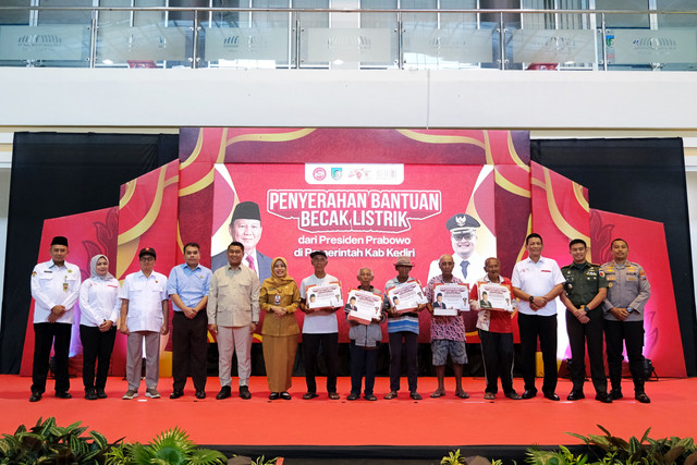 Penarik becak lansia yang menerima 200 unit becak listrik dari Presiden Prabowo Subianto melalui Gerakan Solidaritas Nasional (GSN) di Convention Hall Simpang Lima Gumu, Kabupaten Kediri. Foto: Dok. Bakom RI