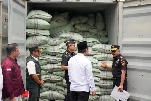Karung berisi daun kratom ilegal yang hendak diekspor ke India. Foto: Bea Cukai