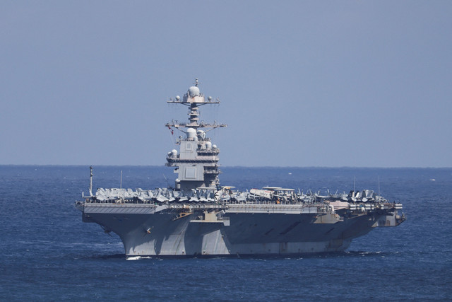 Kapal induk USS Gerald R. Ford tiba di Teluk Souda, pulau Kreta, Yunani, Selasa (23/2/2026). Foto: Stelios Misinas/REUTERS