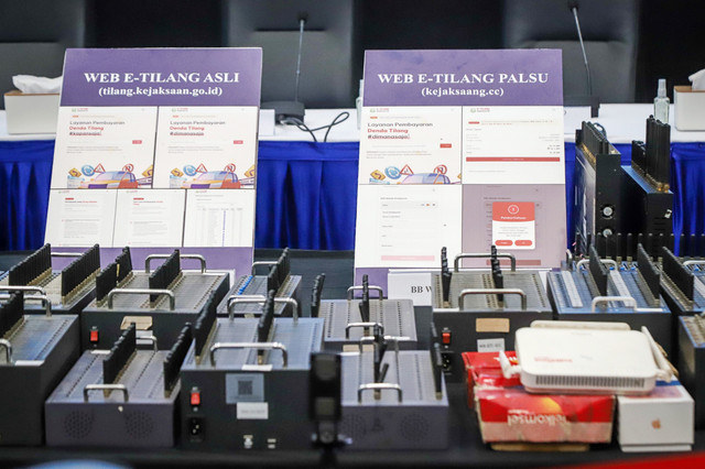Penunjukkan barang bukti dalam konferensi pers pengungkapan sindikat penipuan bermodus SMS blast phishing tilang elektronik yang mengatasnamakan kejaksaan di Mabes Polri, Jakarta, Rabu (25/2). Foto: Iqbal Firdaus/kumparan