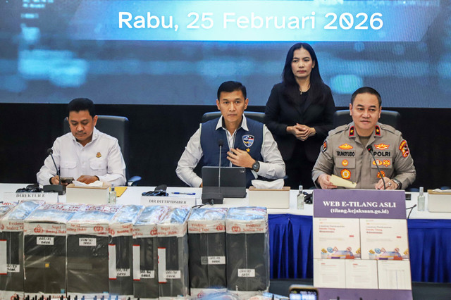 Penunjukkan barang bukti dalam konferensi pers pengungkapan sindikat penipuan bermodus SMS blast phishing tilang elektronik yang mengatasnamakan kejaksaan di Mabes Polri, Jakarta, Rabu (25/2). Foto: Iqbal Firdaus/kumparan
