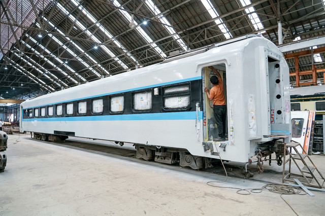 Kereta Ekonomi Kerakyatan, kereta jenis baru yang diperkenalkan KAI dan merupakan hasil modifikasi dari kereta ekonomi AC generasi sebelumnya yang dikerjakan di Balai Yasa Manggarai, Jakarta. Foto: Dok. Bakom RI