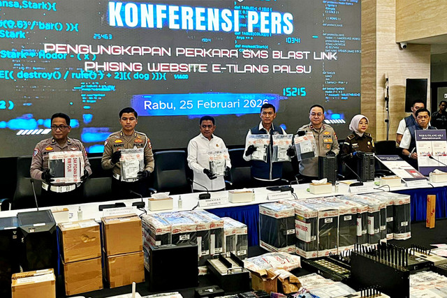 Konferensi Pers pengungkapan perkara sms blast link phising e-tilang palsu di Bareskrim Polri, Jakarta Selatan, Rabu (25/2). Foto: Rayyan/Kumparan