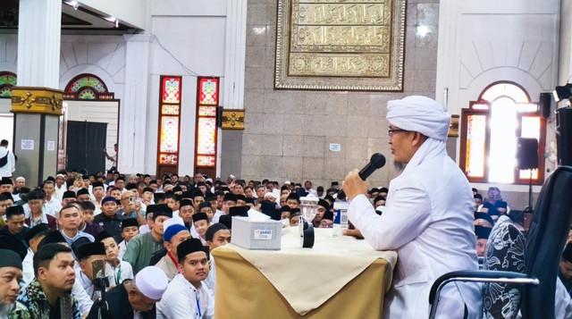KH Abdullah Gymnastiar "Aa Gym" mengisi agenda Isra Mi'raj dan Tarhib Ramadan di Masjid Agung Cianjur (Sumber : DT Peduli)