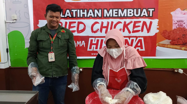 Hisana Fried Chicken dan DT Peduli Bantu Sahabat Disabilitas untuk Mandiri dengan Gelar Pelatihan Membuat Fried Chicken (Sumber : DT Peduli)