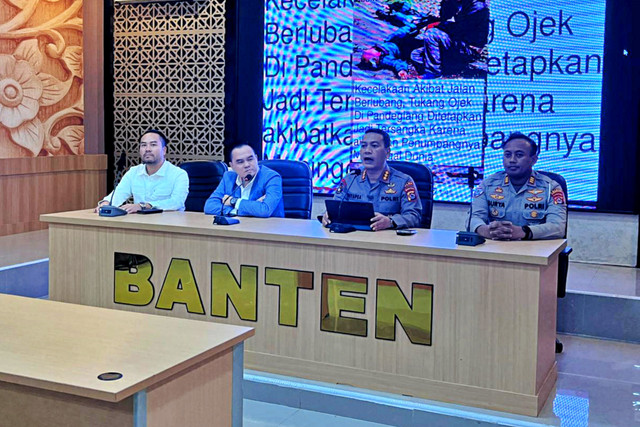 Kabid Humas Polda Banten, Kombes Pol Maruli Hutapea (kedua kanan), dalam konpers pengumuman perkara ojek Pandeglang, Rabu (25/2/2026). Foto: Dok. kumparan