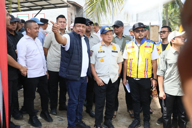 Kasatgas Percepatan Rehabilitasi dan Rekonstruksi (PRR) Pascabencana Sumatera Tito Karnavian meninjau lokasi terdampak banjir di Dusun Damai, Desa Bundar, Kamis (19/2/2026).  Foto: Kemendagri RI