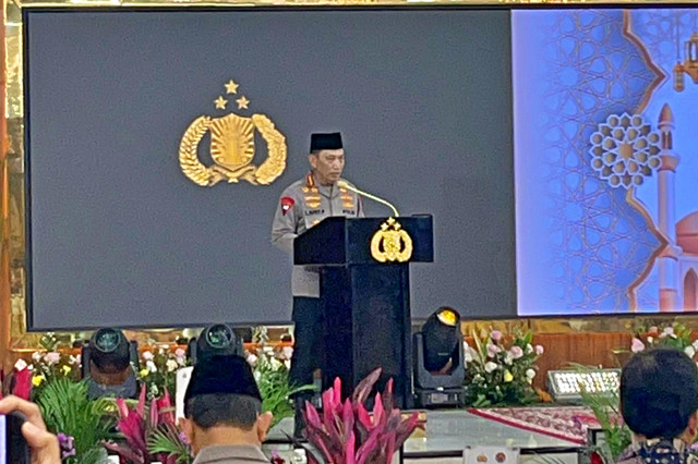 Kapolri, Jenderal Listyo Sigit Prabowo saat memberikan sambutan dalam acara buka bersama di Mabes Polri. Foto: Rayyan/Kumparan