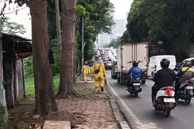 Suku Dinas Bina Marga Jakarta Selatan, melakukan perbaikan trotoar sebagai tindak lanjut usai seorang WNA keluhkan buruknya fasilitas trotoar di sekitar Jalan Pangeran Antasari, Jakarta Selatan, Selasa (24/2/2026). Foto: Pusdatin Bina Marga DKI Jakarta