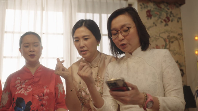 Wakil Menteri Ekonomi Kreatif Irene Umar, dan Wakil Menteri Pemberdayaan Perempuan dan Perlindungan Anak Veronica Tan, jadi cameo di film pendek Hari yang Kita Tunggu. Foto: Dok. Istimewa