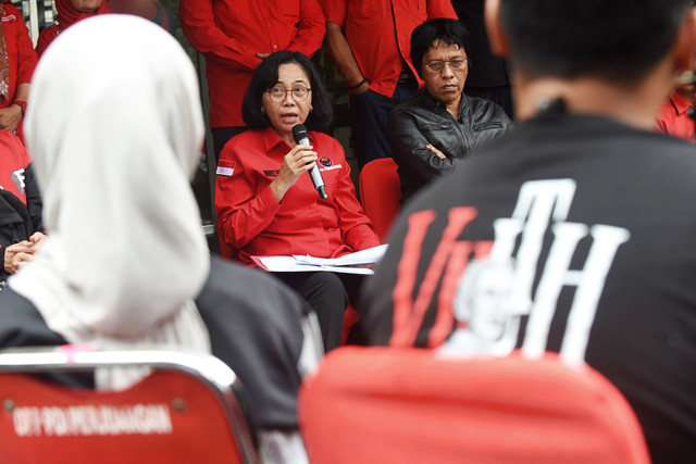 Wakil Ketua Komisi X DPR dari Fraksi PDIP M.Y. Esti Wijayati (kiri) dan Wasekjen PDIP Adian Napitupulu (kanan) menyampaikan pernyataan partai terkait program Makan Bergizi Gratis (MBG) di Sekolah Partai DPP PDIP, Jakarta, Rabu (25/2/2026). Foto: Indrianto Eko Suwarso/ANTARA FOTO