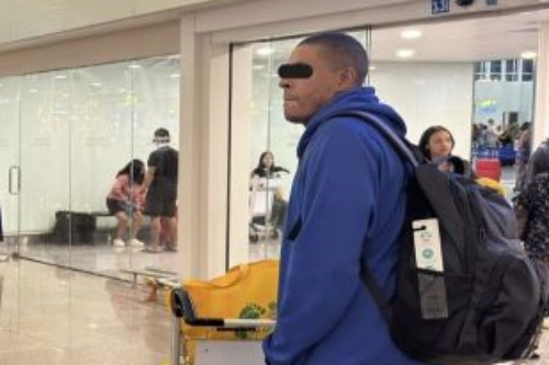 Rumah Detensi Imigrasi (Rudenim) Denpasar mendeportasi TS yang telah rampung menjalani masa pidananya di Indonesia melalui Bandara Internasional I Gusti Ngurah Rai, Bali, Selasa (24/2/2026). Foto: Ditjen Imigrasi