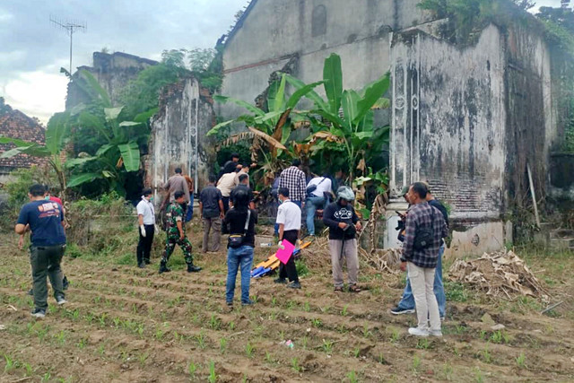 Dua mayat ditemukan di belakang bekas asrama polisi di Desa Rejoagung, Kecamatan Ploso, Kabupaten Jombang, Rabu (25/2) pukul 14.00 WIB. Foto: Dok. Istimewa