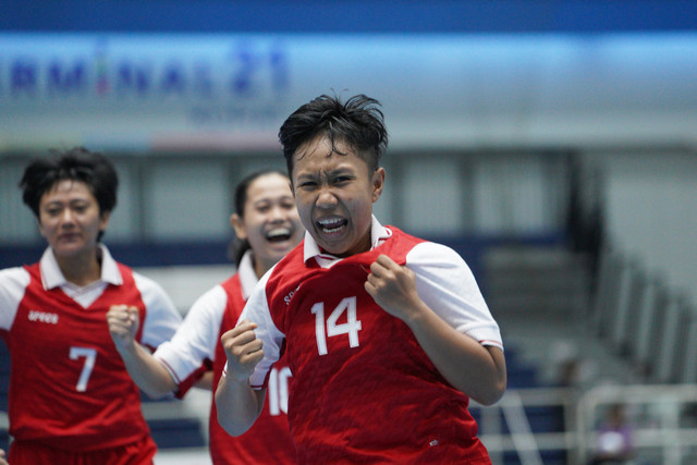 Timnas Futsal Putri Indonesia melawan Malaysia pada pertandingan Grup A Piala AFF Wanita 2026 di Terminal 21 Korat, Nakhon Ratchasima, Thailand, Rabu (25/2/2026). Foto: FFI