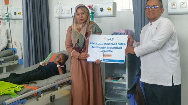 Penyerahan Bantuan Biaya Pengobatan untuk Amelia, pengidap penyakit thalasemia (Sumber : DT Peduli)