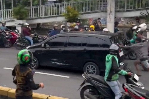 Sebuah mobil Toyota Calya menabrak sejumlah pengendara motor dan mobil yang melintas di Jalan Gunung Sahari, Jakarta Pusat, pada Rabu (25/2/2026). Foto: Dok. Istimewa