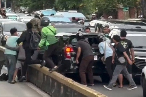 Sebuah mobil Toyota Calya menabrak sejumlah pengendara motor dan mobil yang melintas di Jalan Gunung Sahari, Jakarta Pusat, pada Rabu (25/2/2026). Foto: Dok. Istimewa