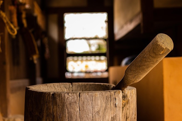 Permainan tradisional mappadendang khas Suku Bugis Makassar menggunakan lesung sebagai alat utama. Sumber foto: pixabay.com