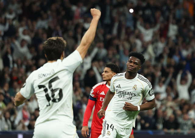 Selebrasi Aurelien Tchouameni saat Real Madrid vs Benfica dalam laga leg kedua playoff Liga Champions 2025/26 di Stadion Santiago Bernabeu pada Kamis (26/2) dini hari WIB. Foto: REUTERS/Violeta Santos Moura