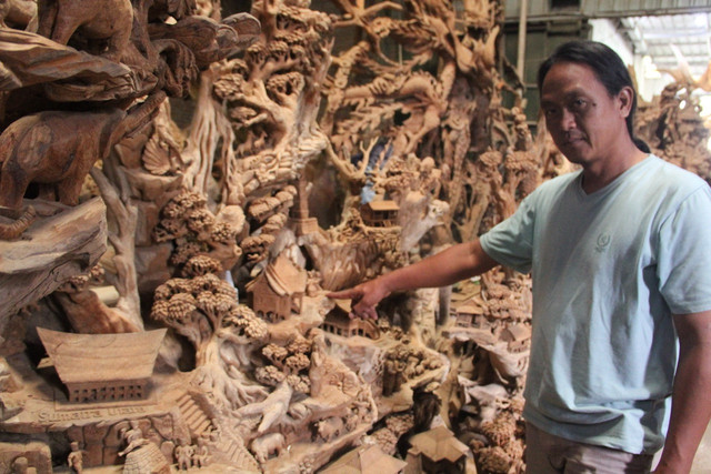 Chamdani seniman relief asal Kudus. Foto: Vega/kumparan