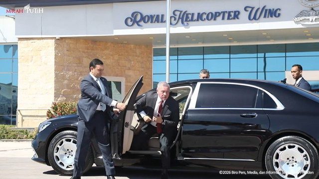 Presiden Prabowo Subianto menyetir mobil yang ditumpangi oleh Raja Yordania, Abdullah II. Foto: YouTube/ Sekretariat Presiden