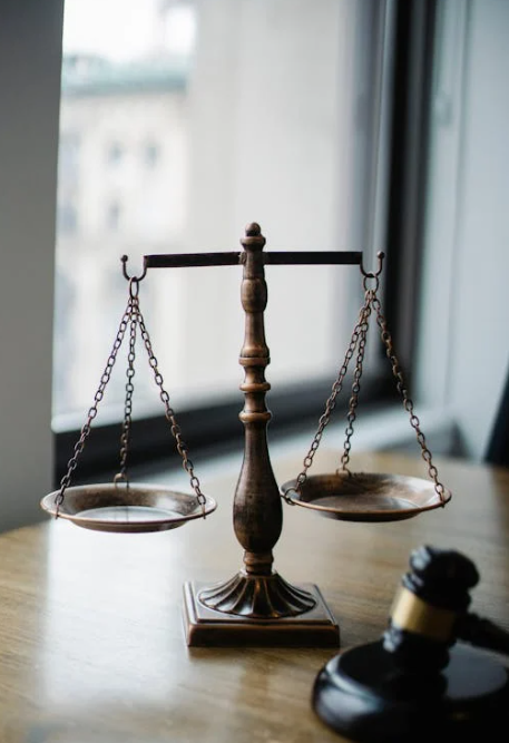 Sumber Foto : https://www.pexels.com/id-id/foto/skala-penilaian-dan-palu-di-kantor-hakim-5669602/