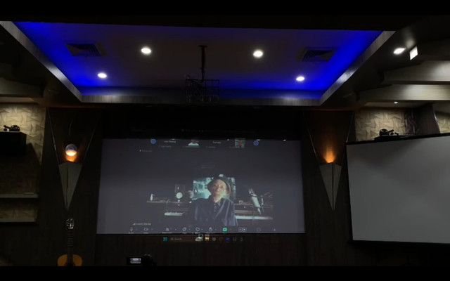 Sesi presentasi Sutanto Mendut sebagai pemantik ke-3 dalam hybrid FGD "Seni, Universitas, dan Masa Depan Aceh.