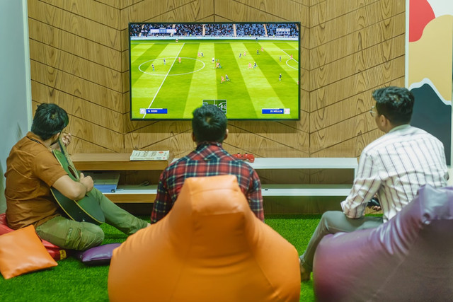 Ilustrasi Persib Bandung vs Madura United di TV mana. Foto: Unsplash.com/Ofspace LLC