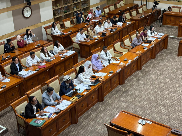 Suasana RDPU Komisi III DPR RI bersama pengacara Hotman Paris dan keluarga Fandi Ramadhan di Kompleks Parlemen, Senayan, Jakarta Pusat pada Kamis (26/2/2026). Foto: Abid Raihan/kumparan
