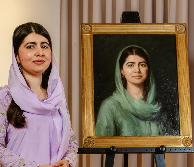 Malala Yousafzai bersama potret dirinya di Lady Margaret Hall (LMH). Foto: Instagram @lmhoxford