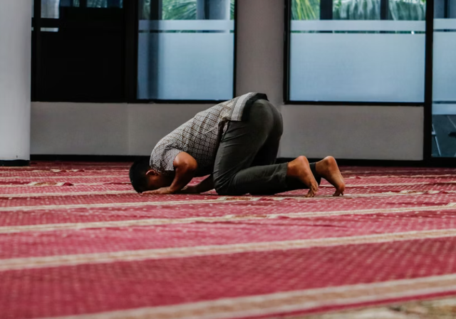 Ilustrasi keutamaan sholat tahajud. Sumber: Unsplash/Aldrin Rachman Pradana