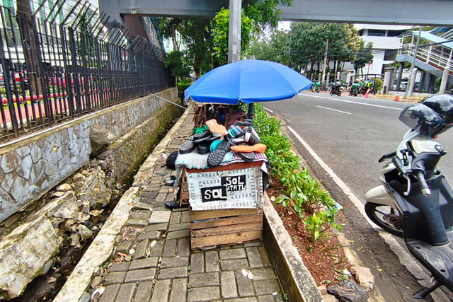 Asep Yayat (61), penjahit sol sepatu saat ditemui di sekitar kawasan Kantor Kementerian Keuangan, Jalan Dr. Wahidin Raya No. 1, Jakarta Pusat, Kamis (26/2/2026). Foto: Jeni Ritanti/kumparan