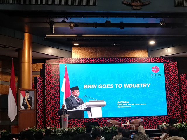 Kepala BRIN, Arif Satria saat memberikan sambutan dalam agenda dialog 'BRIN Goes to Industry' di Kantor BRIN, Jakarta Pusat pada Kamis (26/2/2026). Foto: Ryan Iqbal/kumparan
