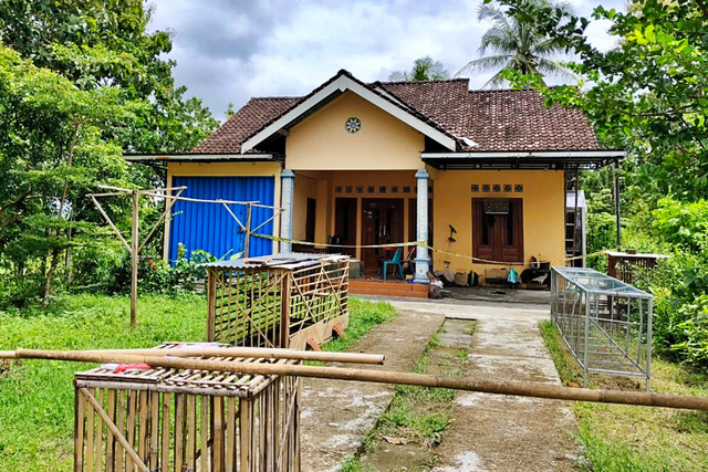 Rumah lokasi kasus sekeluarga dibacok saat tidur, di Bantul, Kamis (26/2/2026). Foto: Arfiansyah Panji Purnandaru/kumparan