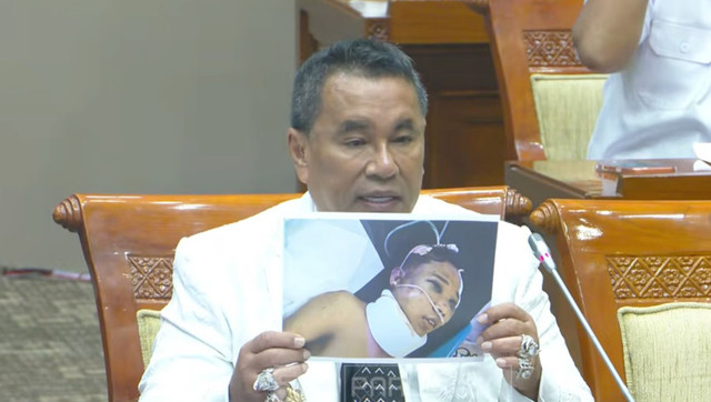 Suasana RDPU Komisi III DPR RI dengan keluarga ABK Batam Fandi Ramadhan beserta kuasa hukumnya Hotman Paris di Gedung Parlemen, Jakarta, Kamis (26/2/2026). Foto: YouTube/ TVR Parlemen