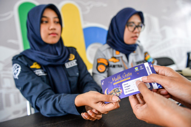 Petugas memberikan kupon kepada warga saat melakukan pendaftaran mudik gratis di Jembatan Penyeberangan Orang (JPO) Jalan Asia Afrika, Bandung, Jawa Barat, Kamis (26/2/2026). Foto: Raisan Al Farisi/ANTARA FOTO